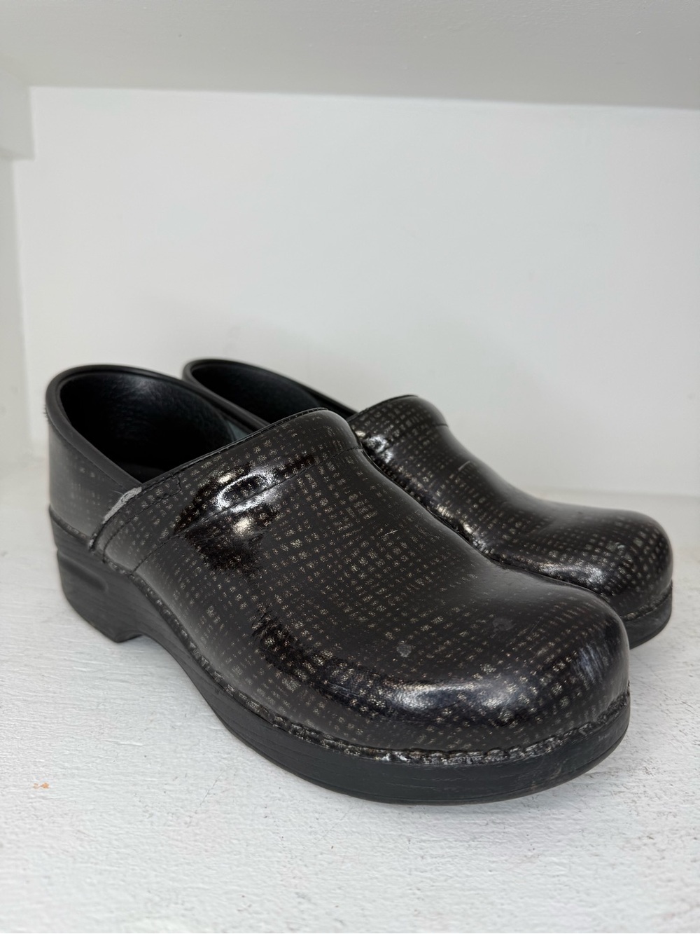 Dansko Black clogs with subtle grid pattern #clogs #comfort size 40 USA 9.5-10
